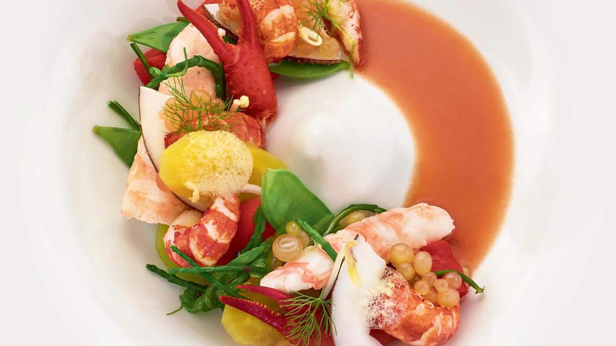 Zuppa di pollo e crostacei al coriandolo, zenzero e latte di cocco con taccole e germogli di mais dorato e aria di limone – Ricetta Zuppa di pollo e crostacei al coriandolo, zenzero e latte di cocco con taccole e germogli di mais dorato e aria di limone – Ricetta