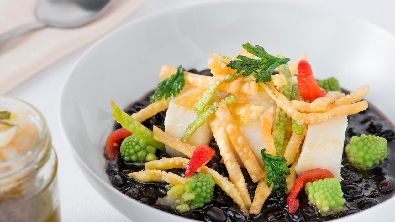 Zuppetta di ceci neri con merluzzo cotto in vasocottura, cavolo romanesco e tria fritta – Ricetta Zuppetta di ceci neri con merluzzo cotto in vasocottura, cavolo romanesco e tria fritta – Ricetta