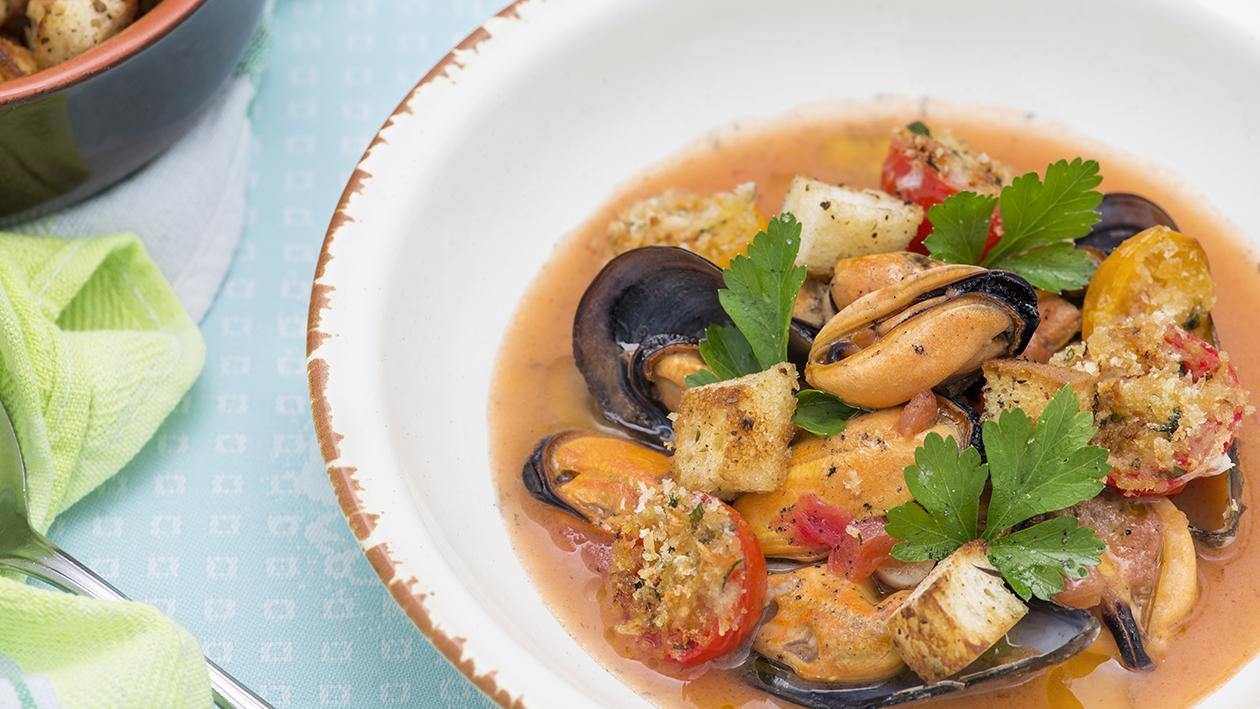 Zuppetta di cozze con pomodorini gratinati e crostini di pane all’origano – Ricetta Zuppetta di cozze con pomodorini gratinati e crostini di pane all’origano – Ricetta
