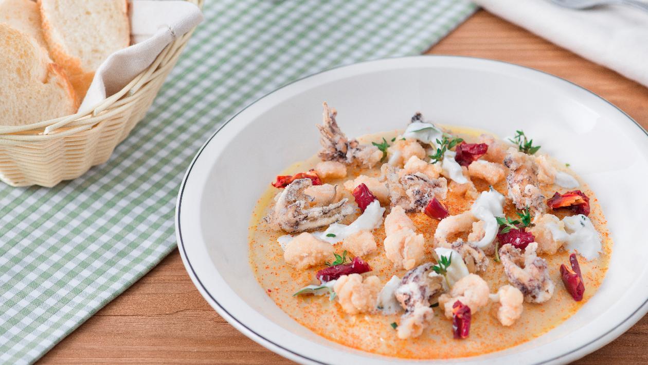 Zuppetta di fave con calamaretti fritti, stracciatella e polvere di peperone crusco – Ricetta Zuppetta di fave con calamaretti fritti, stracciatella e polvere di peperone crusco – Ricetta