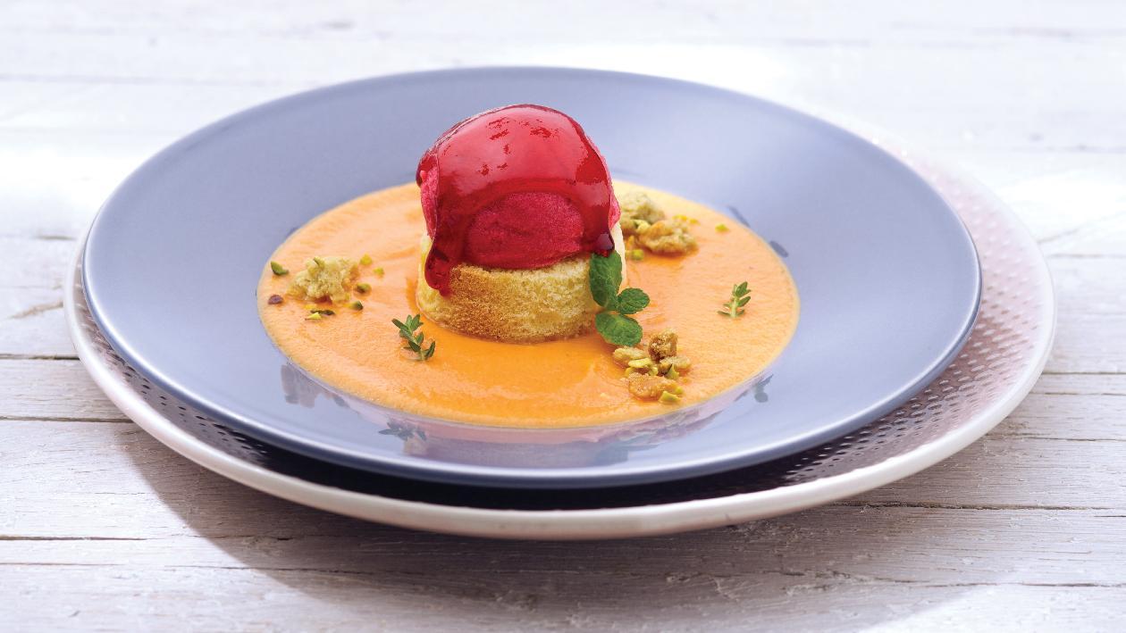 Zuppetta di melone e timo con cubo di torta paradiso e sorbetto ai frutti di bosco e crumble – Ricetta Zuppetta di melone e timo con cubo di torta paradiso e sorbetto ai frutti di bosco e crumble – Ricetta