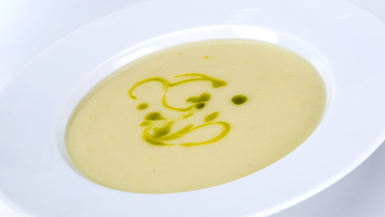 Baltoji kreminė daržovių sriuba su alyvuogių aliejumi su petražolėmis (be gluteno) – Receptas Baltoji kreminė daržovių sriuba su alyvuogių aliejumi su petražolėmis (be gluteno) – Receptas
