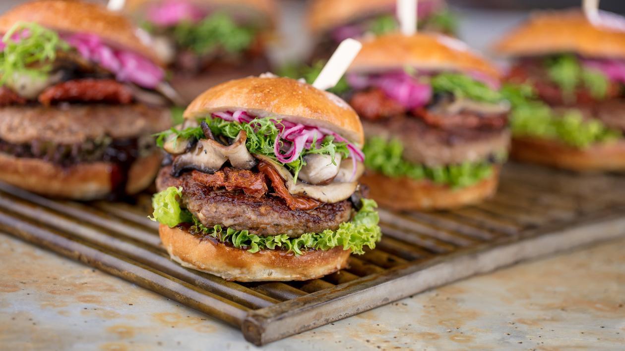 Jautienos mėsainis su džiovintais pomidorais ir BBQ padažu – Receptas Jautienos mėsainis su džiovintais pomidorais ir BBQ padažu – Receptas