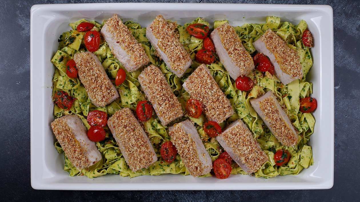 Kiaulienos nugarinė su šoninės ir svogūnų traškučiais ant žaliųjų Pappardelle makaronų su gražgarsčių ir bazilikų pesto – Receptas Kiaulienos nugarinė su šoninės ir svogūnų traškučiais ant žaliųjų Pappardelle makaronų su gražgarsčių ir bazilikų pesto – Receptas