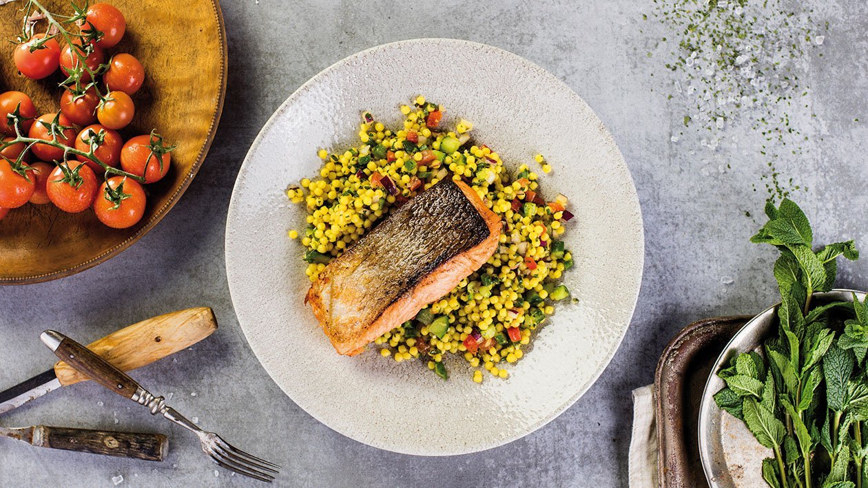 Libanietiškos salotos Tabbouleh su ant grotelių kepta lašiša – Receptas Libanietiškos salotos Tabbouleh su ant grotelių kepta lašiša – Receptas