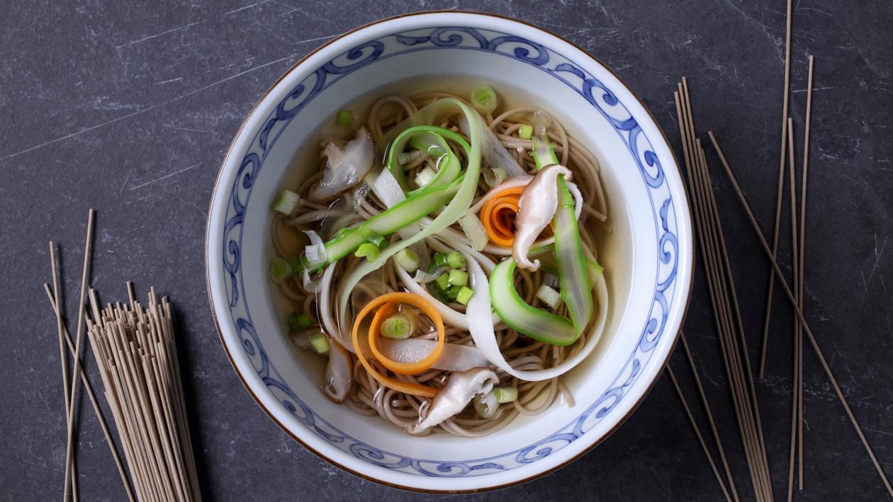 Rytietiškas sultinys su Soba grikių makaronais ir daržovėmis – Receptas Rytietiškas sultinys su Soba grikių makaronais ir daržovėmis – Receptas