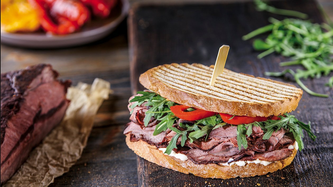 Sumuštinis su pastramiu, gražgarsčių lapais ir keptomis paprikomis – Receptas Sumuštinis su pastramiu, gražgarsčių lapais ir keptomis paprikomis – Receptas