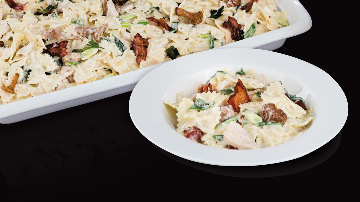 Farfalle makaroni ar vistas gaļu un gailenēm, bekonu un krējuma mērci – Recepte Farfalle makaroni ar vistas gaļu un gailenēm, bekonu un krējuma mērci – Recepte