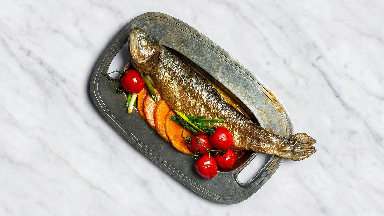Forele ar sīpolu lokiem, ķiršu tomātiem un ķirbi – Recepte Forele ar sīpolu lokiem, ķiršu tomātiem un ķirbi – Recepte