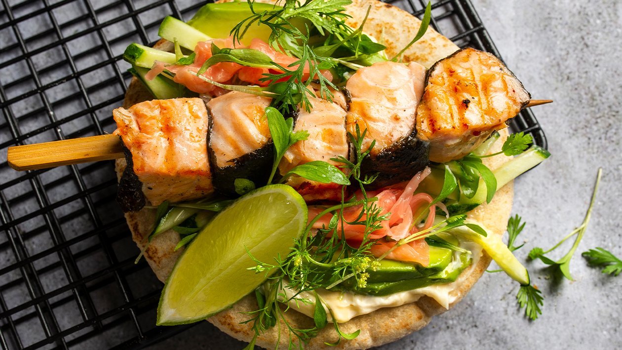 Grilēti laša iesmiņi pitā – Recepte Grilēti laša iesmiņi pitā – Recepte