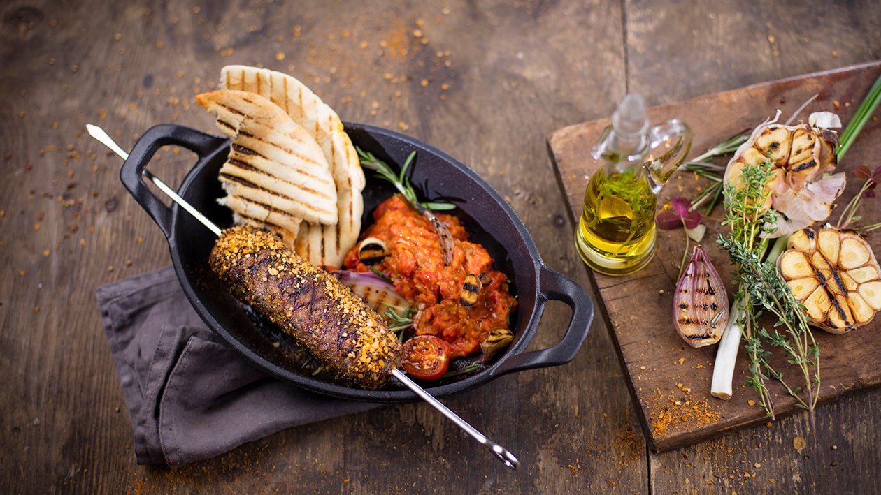 Liellopu gaļas cevapcici ar mērci Ajvar – Recepte Liellopu gaļas cevapcici ar mērci Ajvar – Recepte
