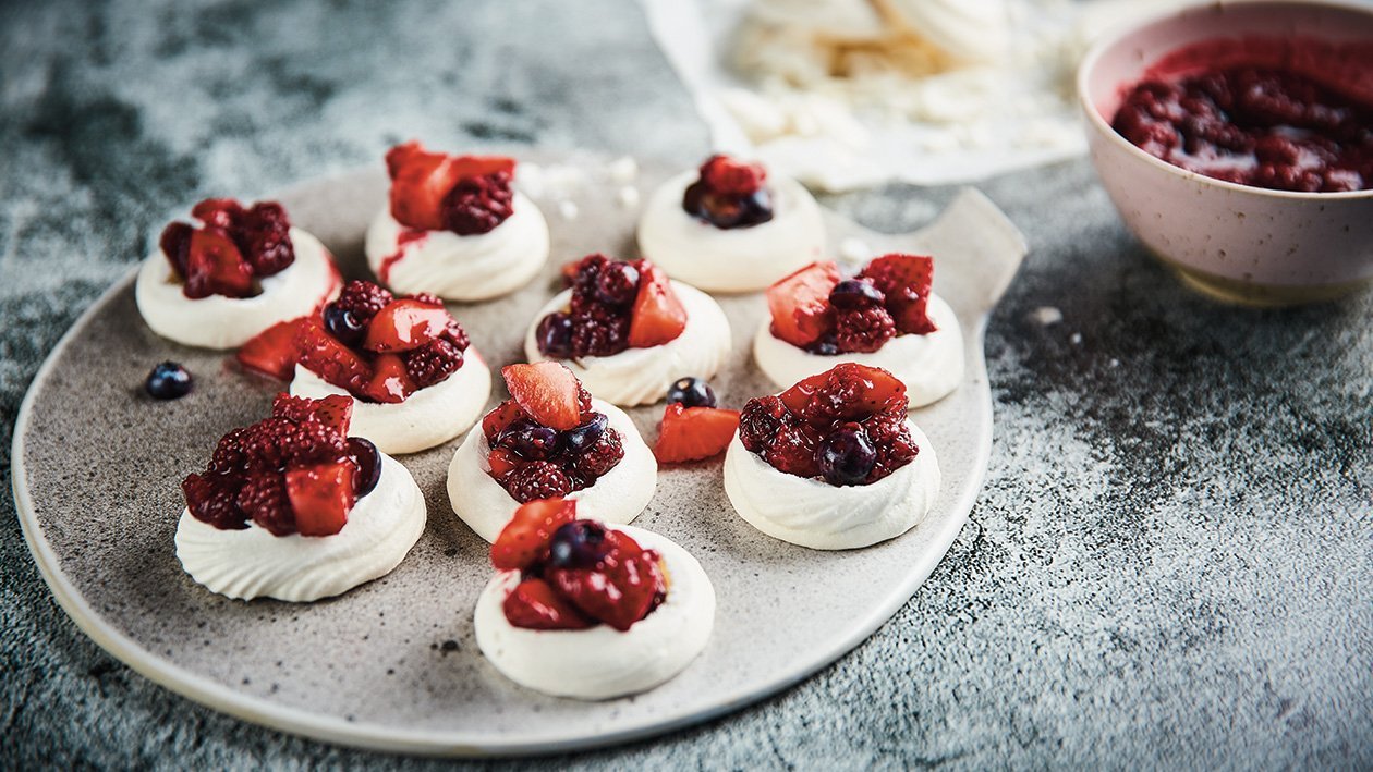 Mazās pavlovas kūciņas ar vaniļas krēmu un konservētām ogām – Recepte Mazās pavlovas kūciņas ar vaniļas krēmu un konservētām ogām – Recepte