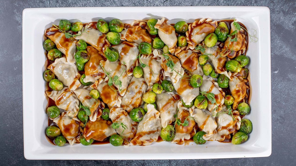 Pīrādziņi ar pīles gaļu un dzērvenēm, karamelizetiem Briseles kāpostiem un Demi-Glace mērci – Recepte Pīrādziņi ar pīles gaļu un dzērvenēm, karamelizetiem Briseles kāpostiem un Demi-Glace mērci – Recepte