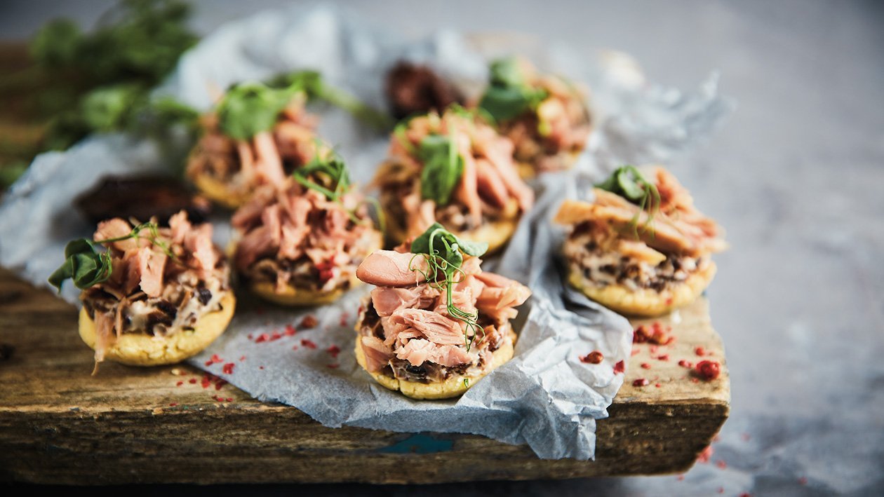 Smilšu mīklas groziņš ar confit pīles gaļu, putnu gaļas želeju un melno plūmju un siera kremu – Recepte Smilšu mīklas groziņš ar confit pīles gaļu, putnu gaļas želeju un melno plūmju un siera kremu – Recepte