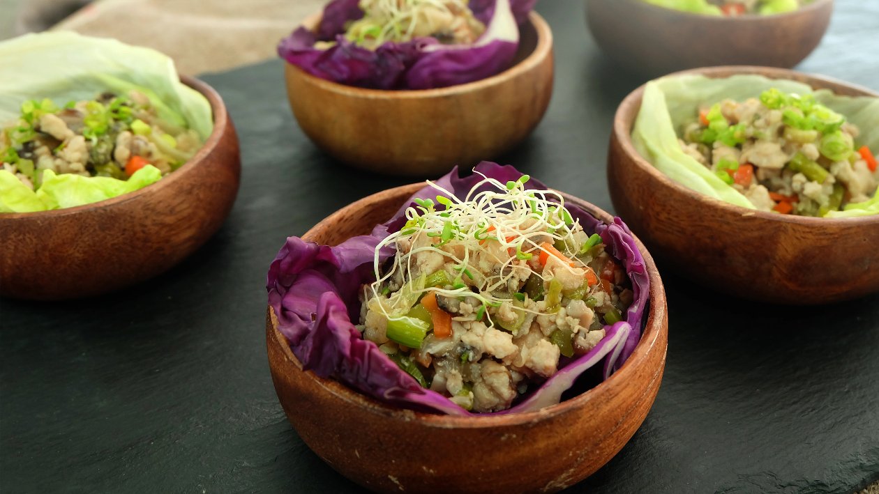 Ayam & Sayur dalam Daun Selada Ayam & Sayur dalam Daun Selada
