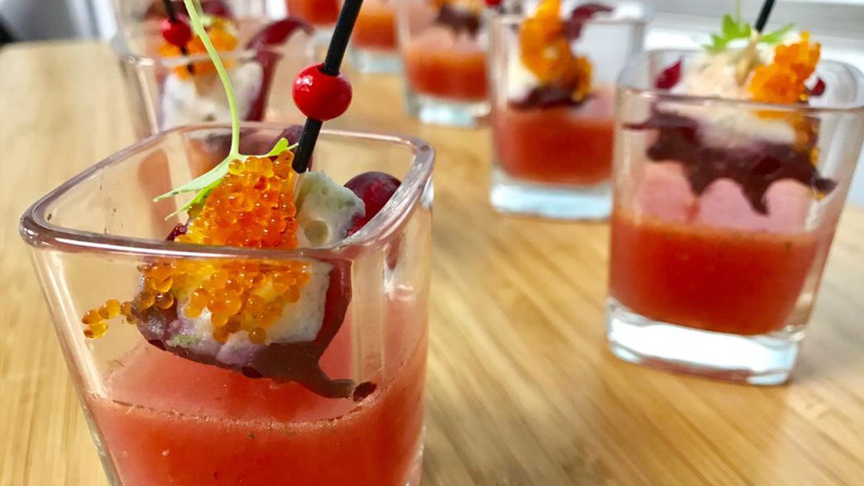 Bunga Rosel Berinti dengan Gazpacho Tembikai Bunga Rosel Berinti dengan Gazpacho Tembikai