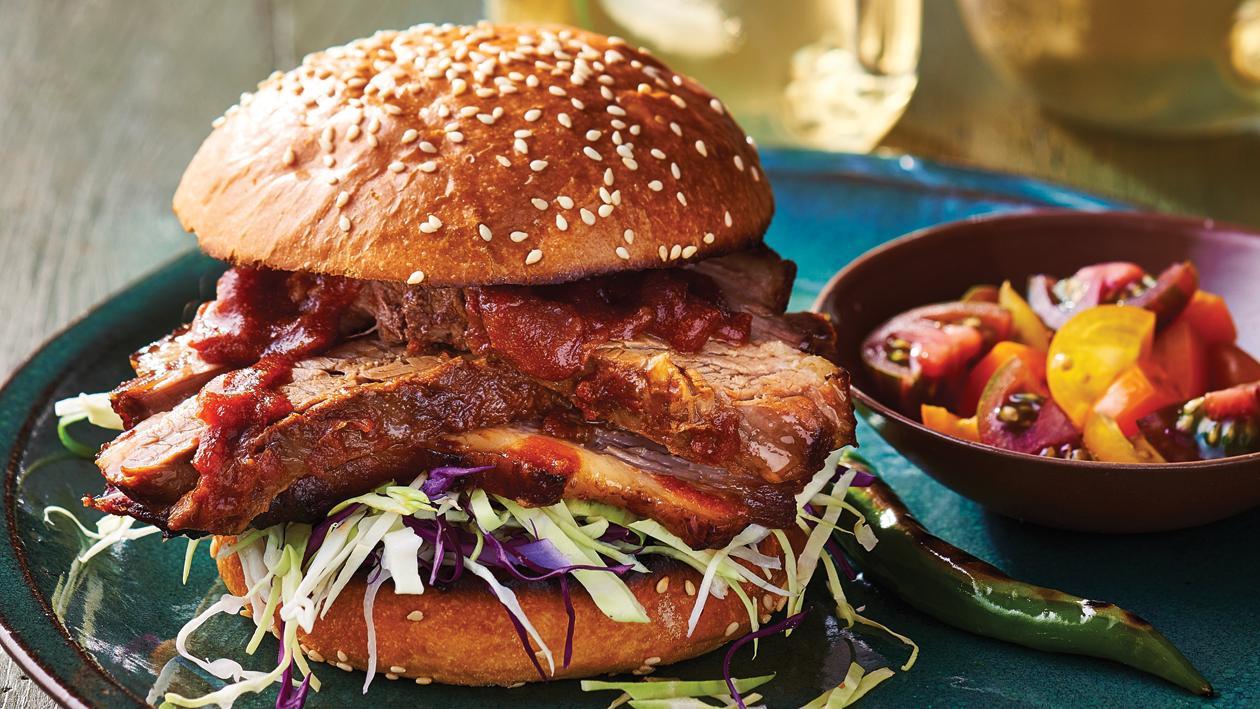 Burger Brisket Lembu bersama Sos Chipotle BBQ Burger Brisket Lembu bersama Sos Chipotle BBQ