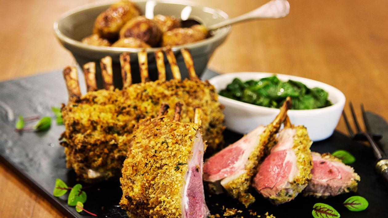 Kambing Panggang Bersalut Dijon dengan Kentang Panggang dan Bayam Layu Kambing Panggang Bersalut Dijon dengan Kentang Panggang dan Bayam Layu