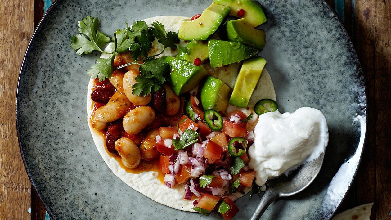 Tortilla bersama Kacang, Avokado, Salsa dan Tairu (Sour Cream) Tortilla bersama Kacang, Avokado, Salsa dan Tairu (Sour Cream)