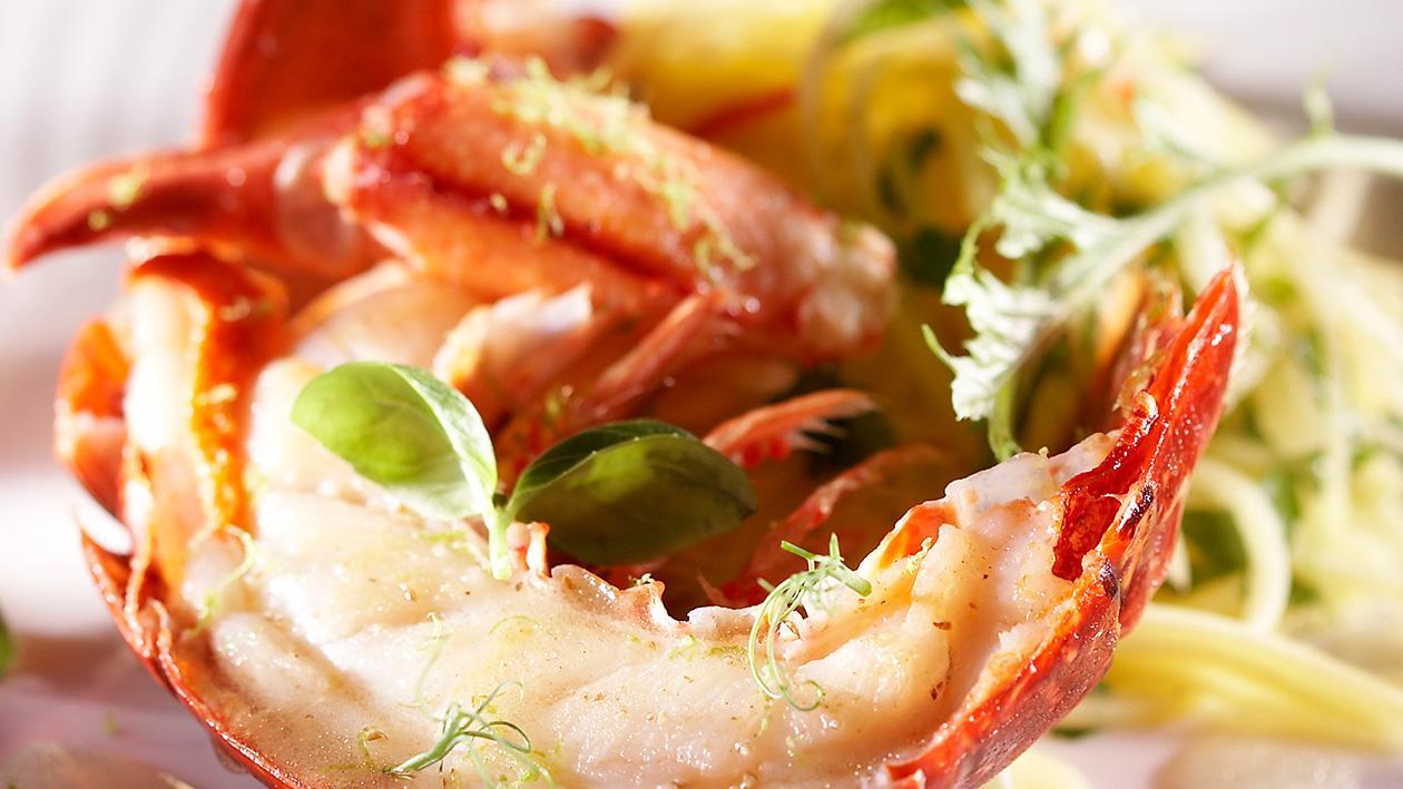 Udang Karang Bakar dengan Kerabu Mangga Thai dan Sos Vinaigret Selasih Udang Karang Bakar dengan Kerabu Mangga Thai dan Sos Vinaigret Selasih