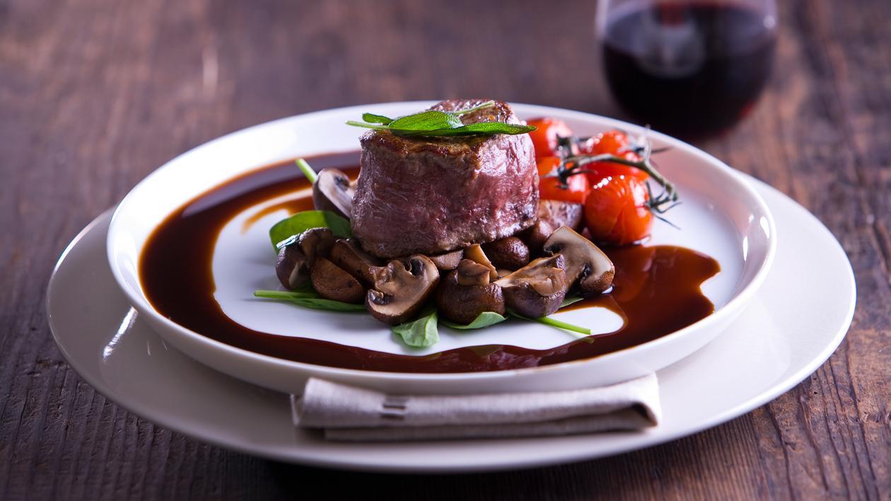 Angusfilet met kastanje champignons, gerookte tomaat en balsamicojus Angusfilet met kastanje champignons, gerookte tomaat en balsamicojus