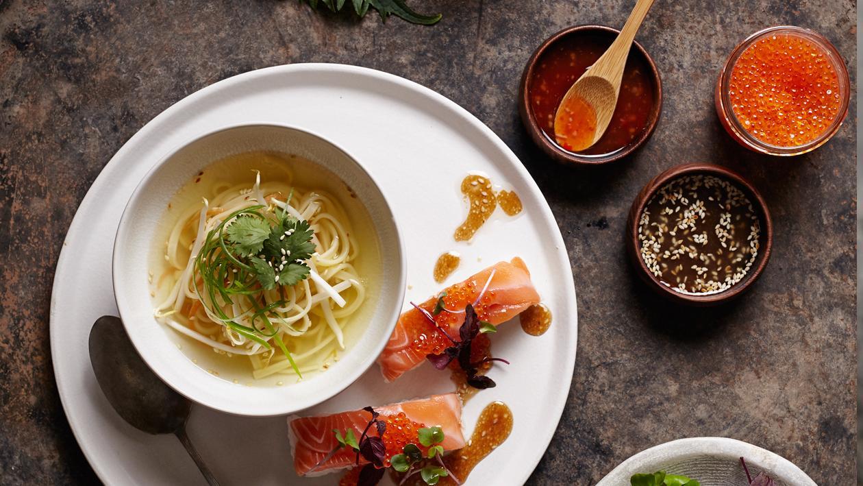Aziatische bouillon met sushi Aziatische bouillon met sushi