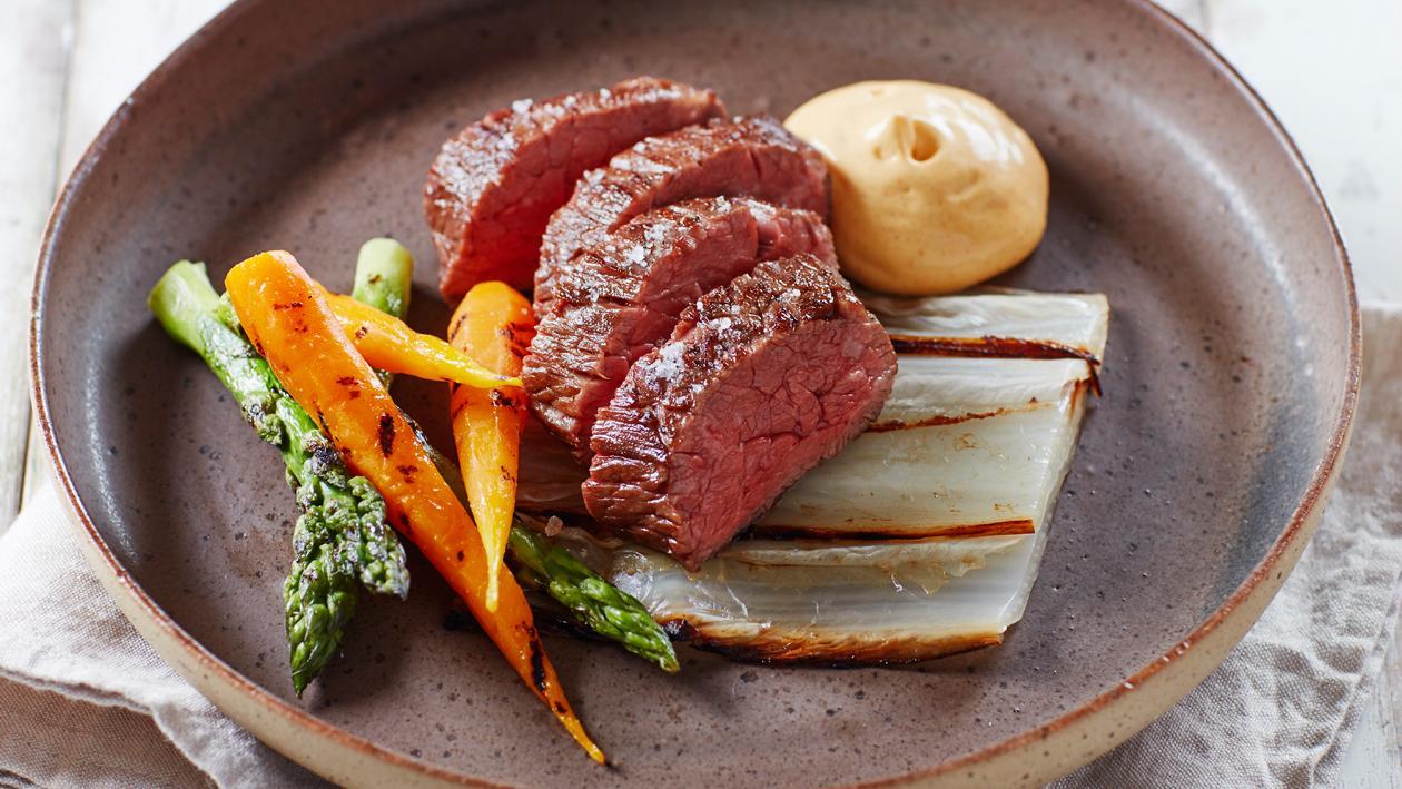Bavette met geroosterde Chinese kool en paprikasaus Bavette met geroosterde Chinese kool en paprikasaus