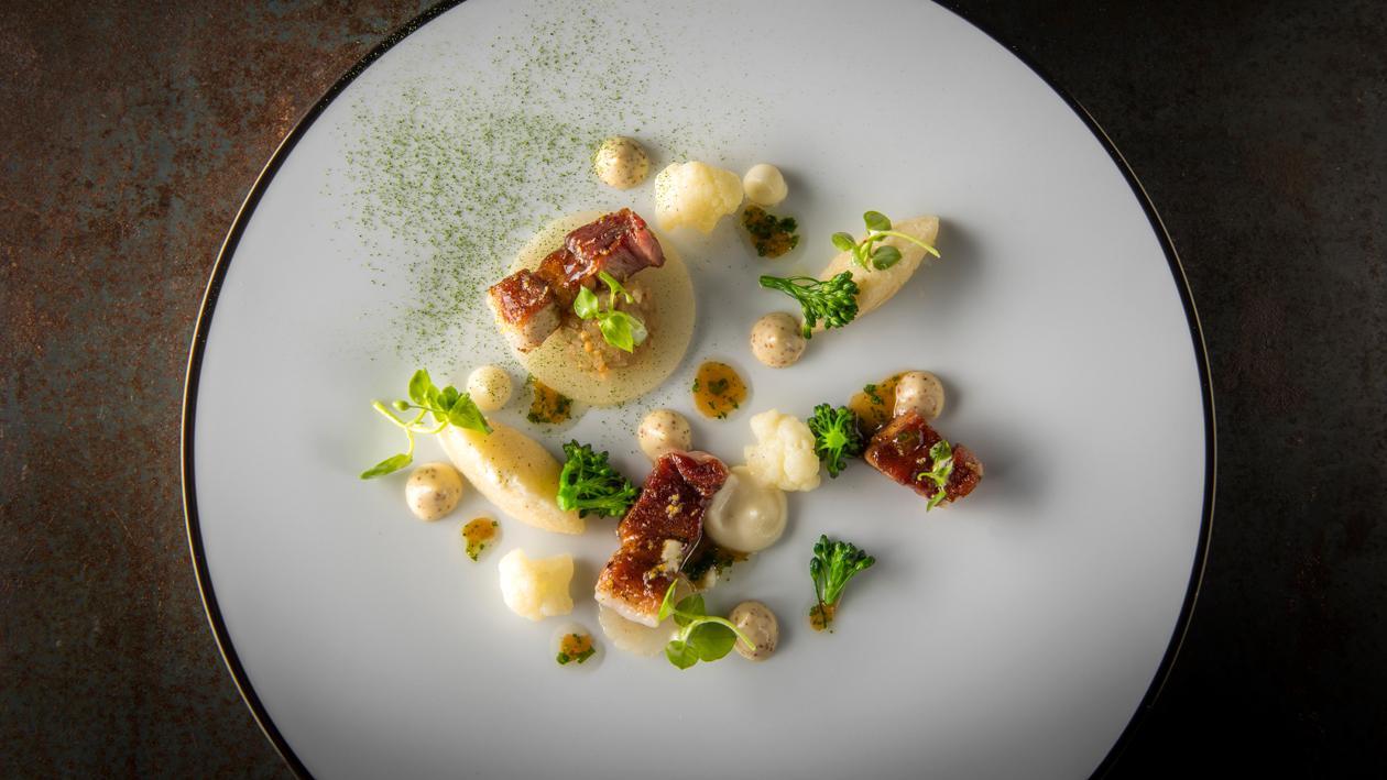 Brasvarkensbuik met jonge bloemkool en gremolata – Recept Brasvarkensbuik met jonge bloemkool en gremolata – Recept