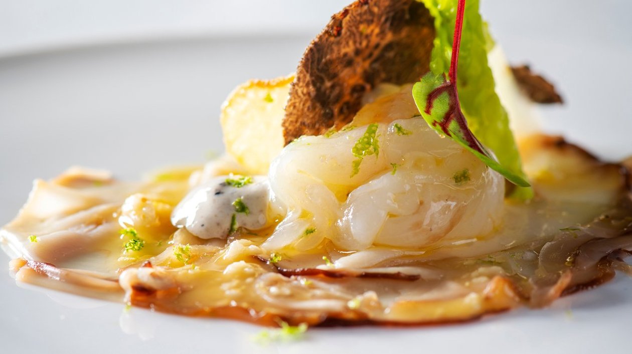 Carpaccio van langoustines, eekhoorntjesbrood en truffelvinaigrette Carpaccio van langoustines, eekhoorntjesbrood en truffelvinaigrette
