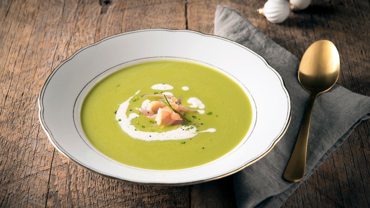 Erwtencrème met zalm en cappuccino van gerookt spek Erwtencrème met zalm en cappuccino van gerookt spek