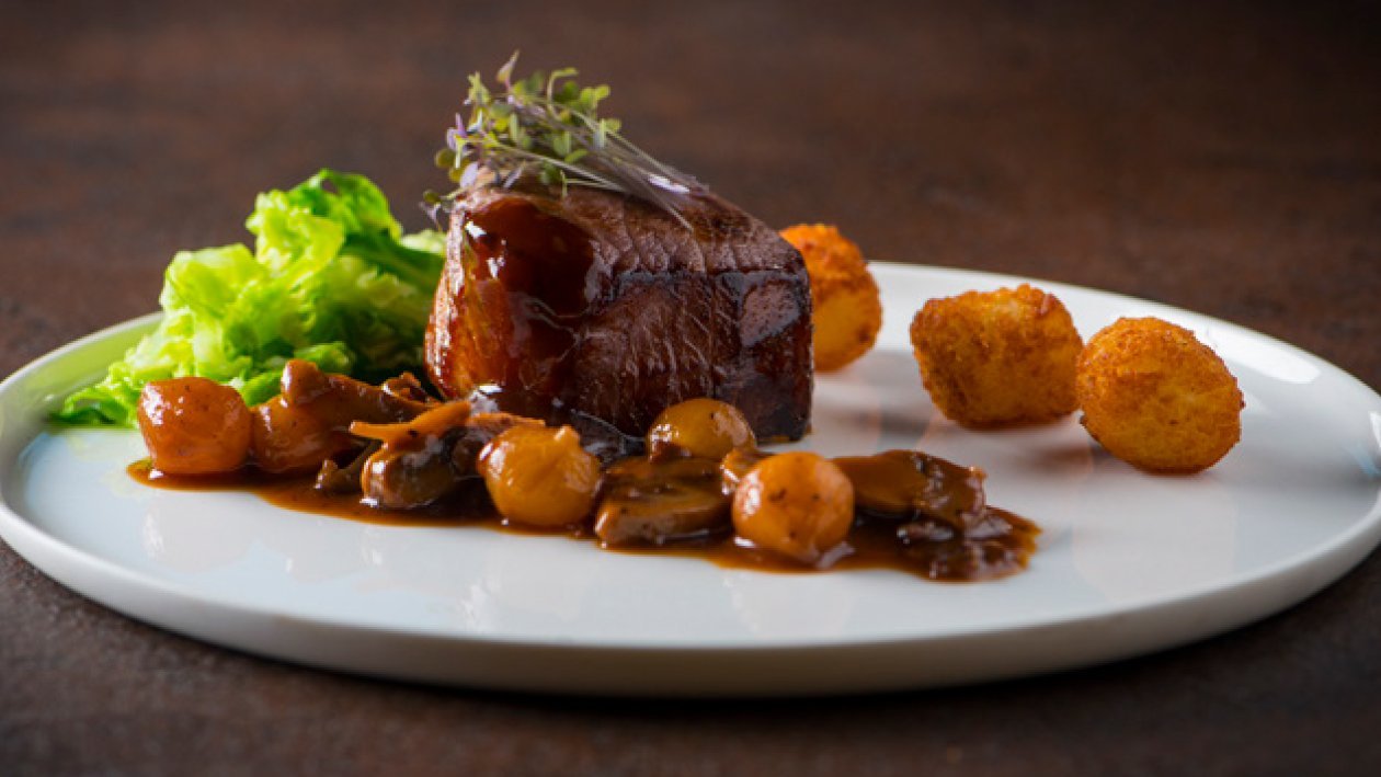 Everzwijn met grand-mère saus Everzwijn met grand-mère saus