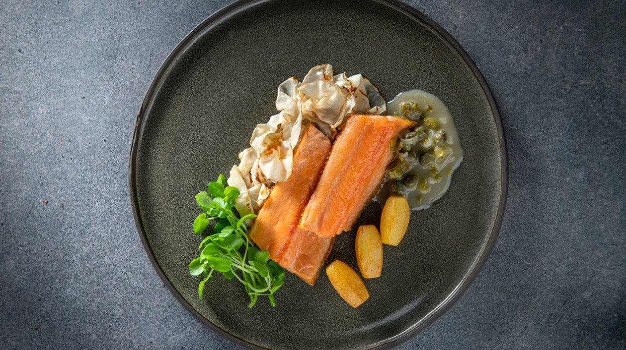 Gebakken zalmforel met knolselder, pomme cocotte en een jus vermouth met citrus fresh Gebakken zalmforel met knolselder, pomme cocotte en een jus vermouth met citrus fresh