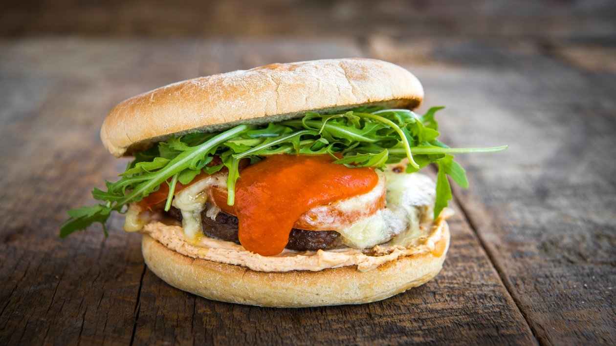 Gegrilde Italiaanse Hamburger van 100 procent rundsvlees Gegrilde Italiaanse Hamburger van 100 procent rundsvlees