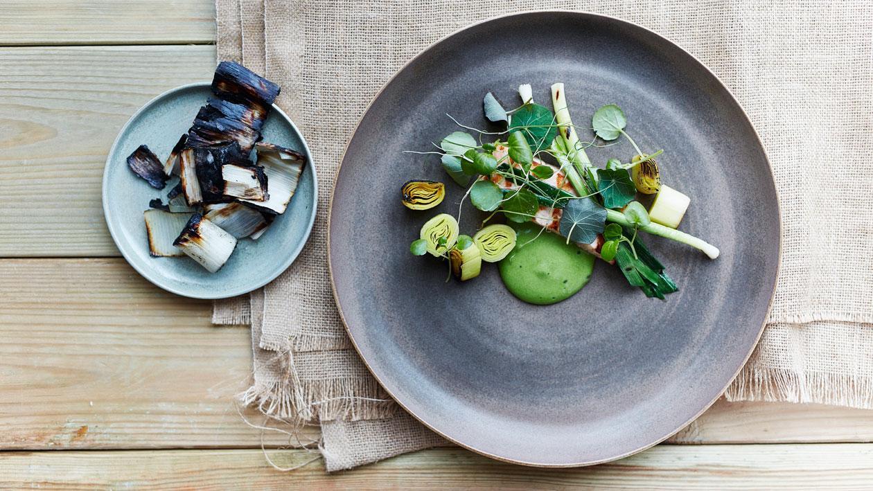 Gegrilde zalm met geblakerde prei, asperges en landcress Gegrilde zalm met geblakerde prei, asperges en landcress