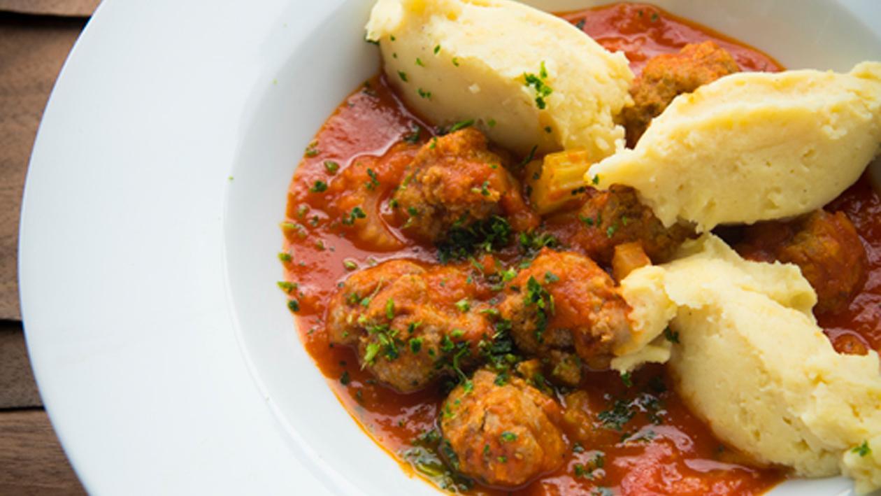 Gehaktballetjes in tomatensaus met bleekselderij en aardappelpuree Gehaktballetjes in tomatensaus met bleekselderij en aardappelpuree