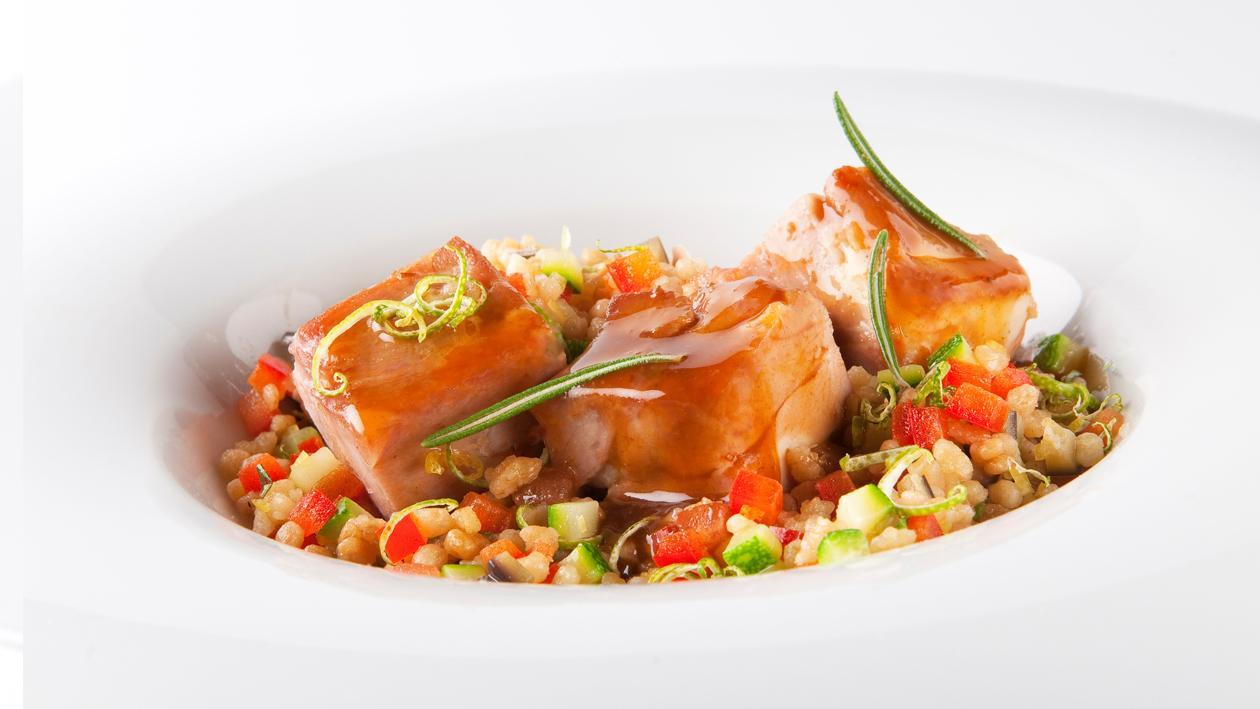 Gekonfijte lamsschouder met couscous en kippenjus Gekonfijte lamsschouder met couscous en kippenjus