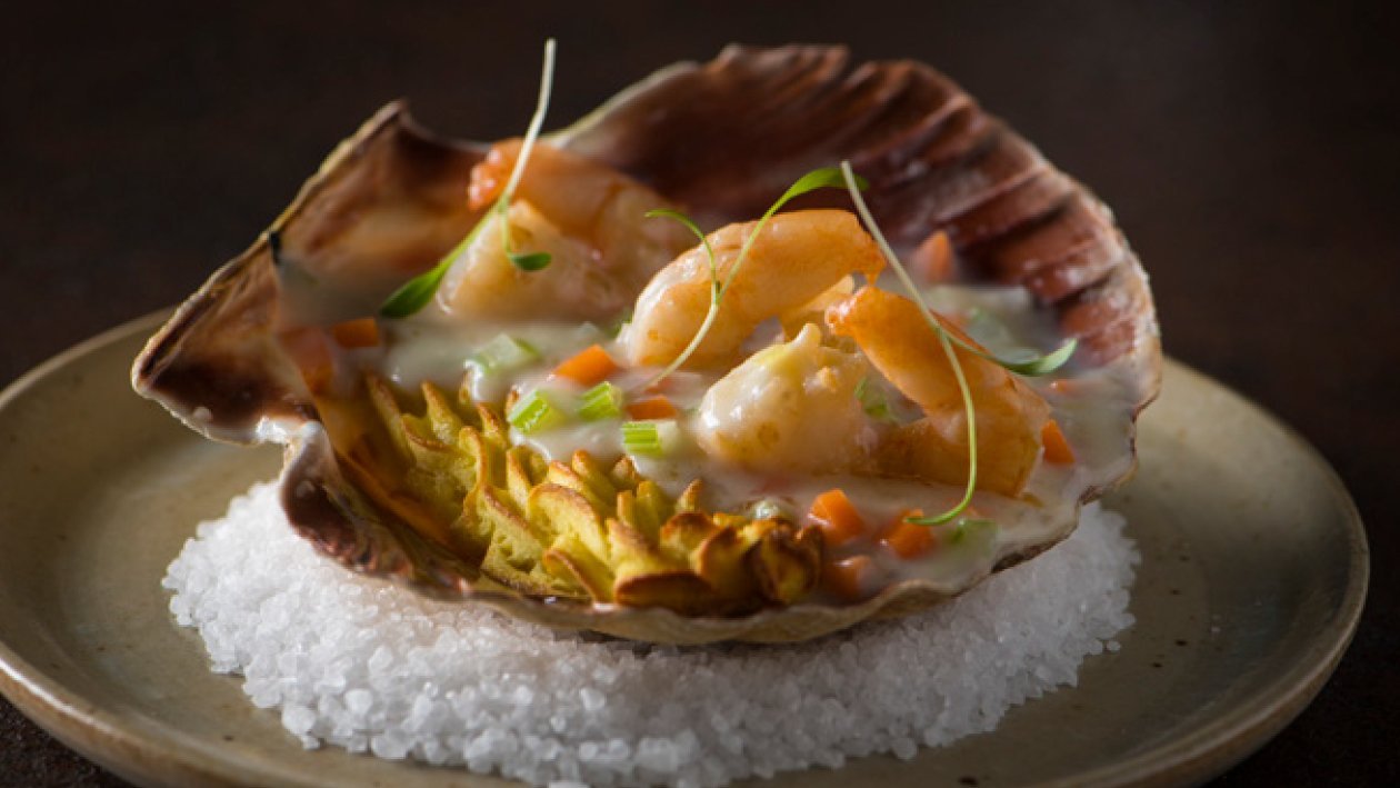 Gevulde sint-jakobsschelp met scampi en groenten Gevulde sint-jakobsschelp met scampi en groenten