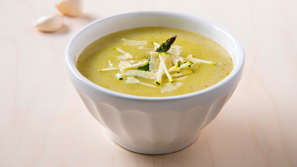 Groene asperge-courgettesoep, aardappel en parmezaan Groene asperge-courgettesoep, aardappel en parmezaan