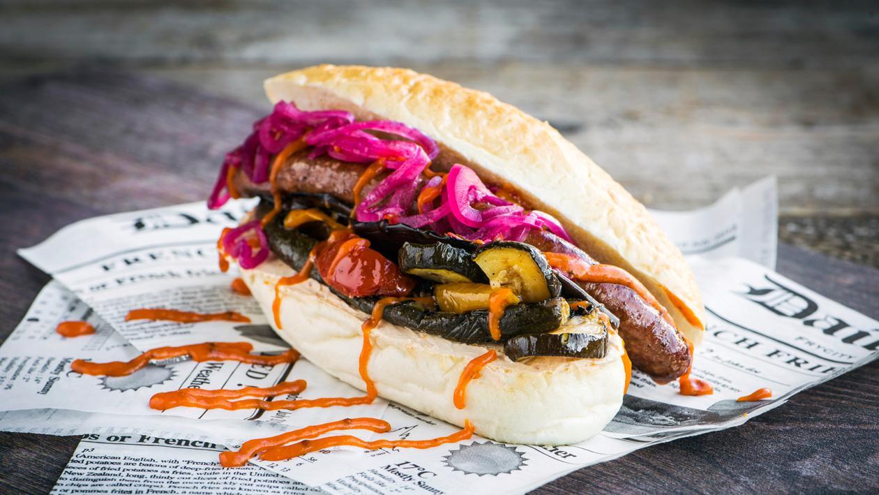 Haute Dog met merguez en pittige gegrilde groenten Haute Dog met merguez en pittige gegrilde groenten