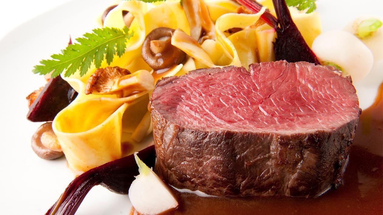 Hertenkalffilet met pappardelle, wintergroenten en portosaus Hertenkalffilet met pappardelle, wintergroenten en portosaus