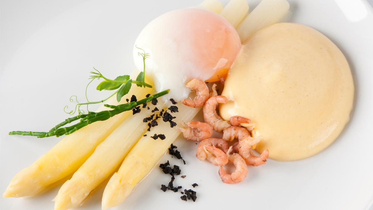 Hoeve-ei gegaard op 62°C, Mechelse asperges, schaaldierenmousseline Hoeve-ei gegaard op 62°C, Mechelse asperges, schaaldierenmousseline