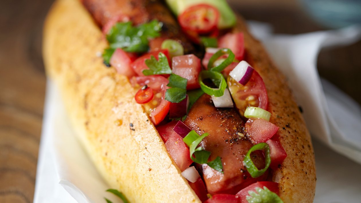 Hotdog met avocado en tomatensalsa Hotdog met avocado en tomatensalsa