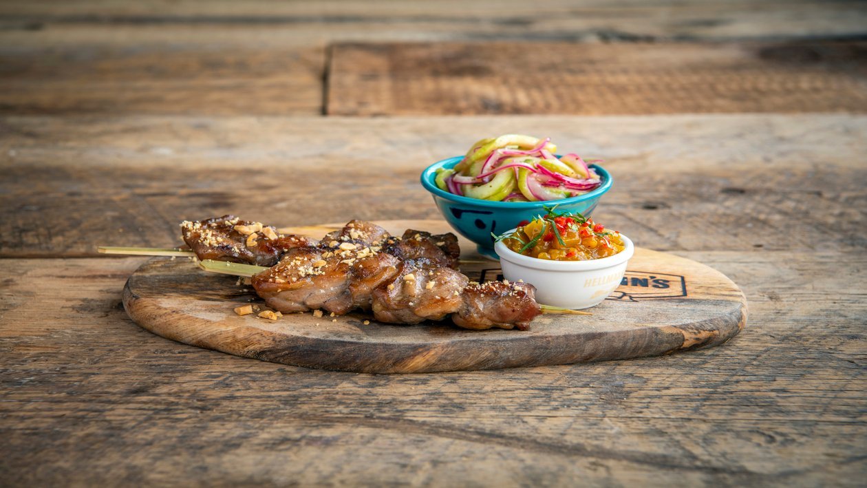 Indische skewer met ketjap / Mangochutney / Frisse komkommersalade Indische skewer met ketjap / Mangochutney / Frisse komkommersalade
