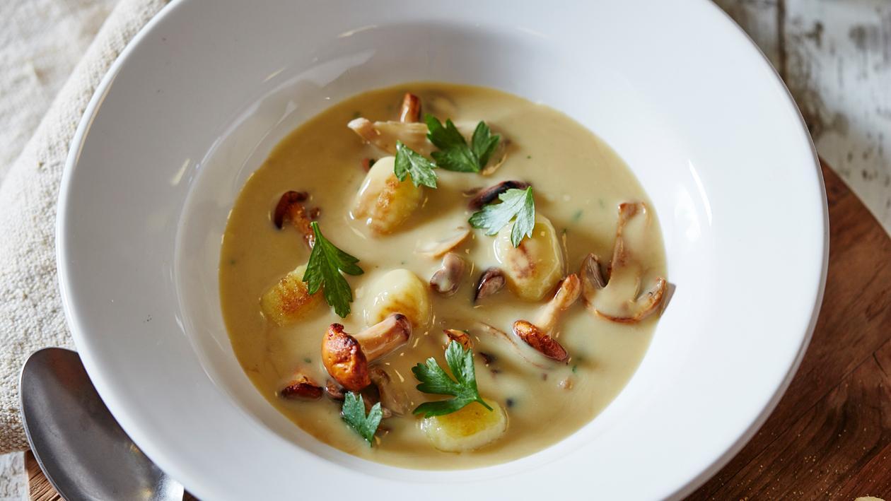 Italiaanse bospaddenstoelensoep met gnocchi en selderij – Recept Italiaanse bospaddenstoelensoep met gnocchi en selderij – Recept