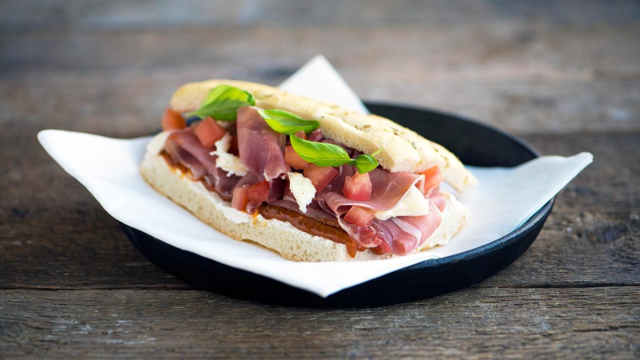 Italiaanse focaccia met Parmaham, mozzarella en tomatensalsa Italiaanse focaccia met Parmaham, mozzarella en tomatensalsa