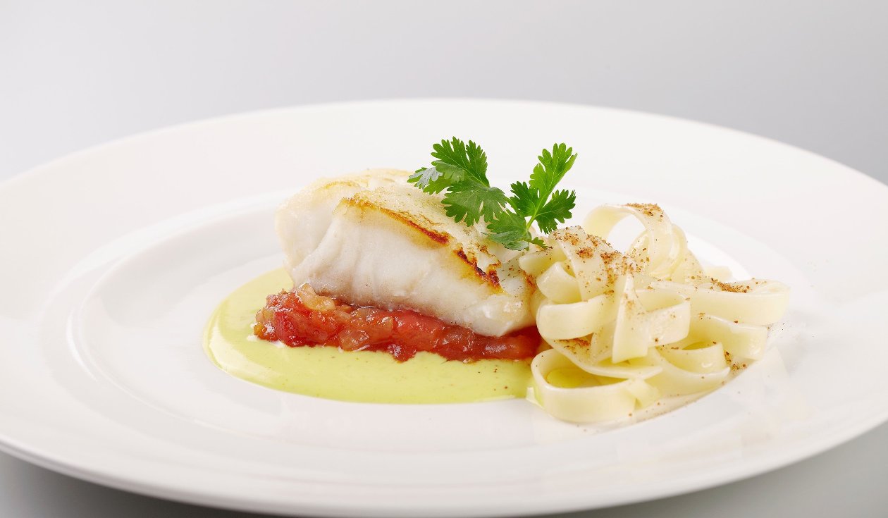 Kabeljauwrug met Noilly pratt-currysausje, tomatensalsa en tagliatelle Kabeljauwrug met Noilly pratt-currysausje, tomatensalsa en tagliatelle