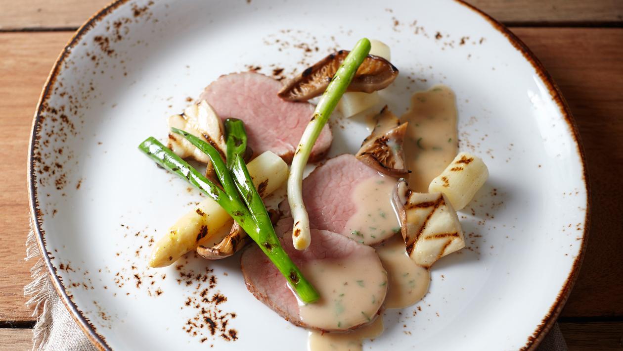 Kalfsmuis met gegrilde groenten en champignonsaus met salie Kalfsmuis met gegrilde groenten en champignonsaus met salie