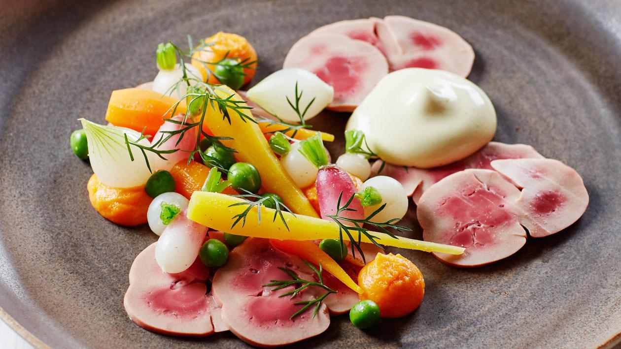 Kalfsniertjes met jonge groenten en mosterdsaus Kalfsniertjes met jonge groenten en mosterdsaus