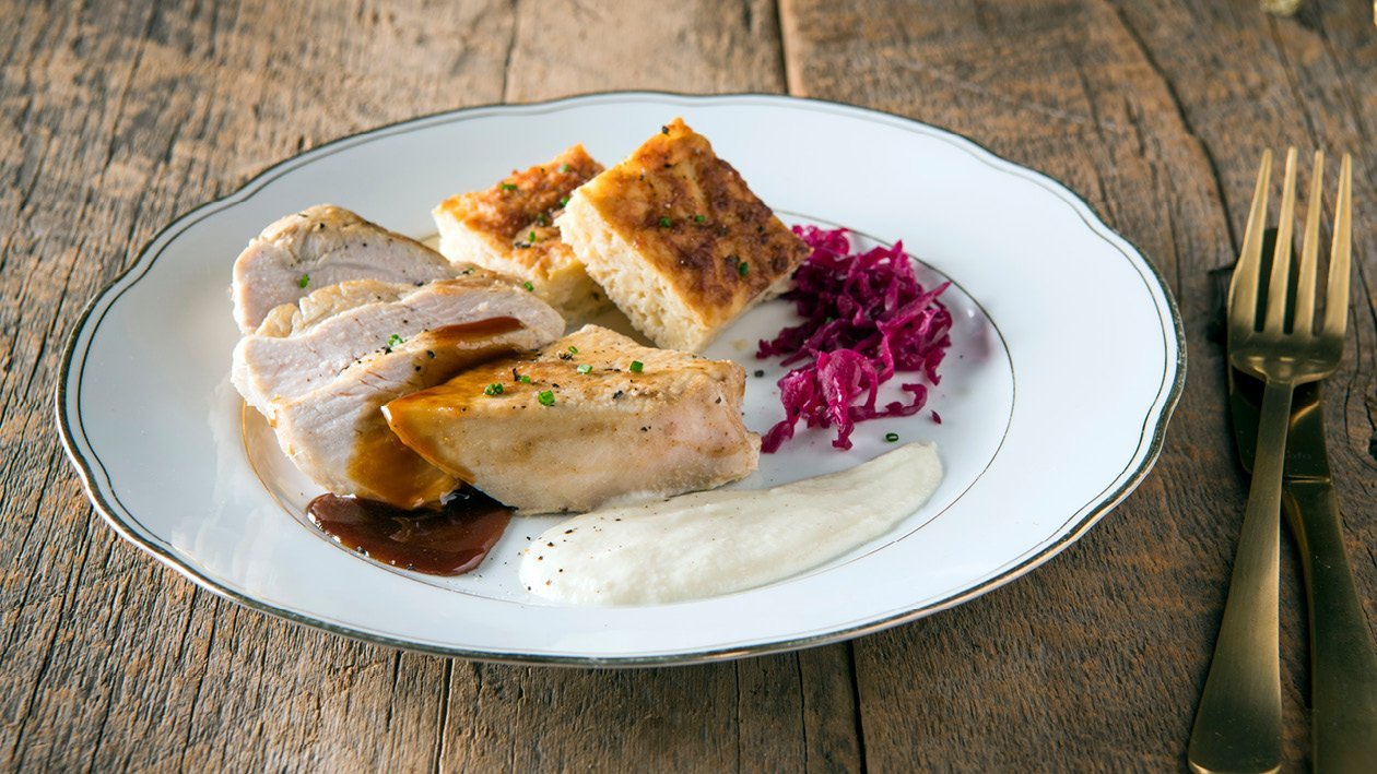 Kalkoenmedaillon met schorsenerenmousseline, rode kool en rösti van aardappel en savooikool Kalkoenmedaillon met schorsenerenmousseline, rode kool en rösti van aardappel en savooikool