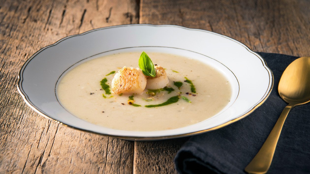 Knolseldersoep met kammossel, slaolie en crumble van hazelnoot Knolseldersoep met kammossel, slaolie en crumble van hazelnoot